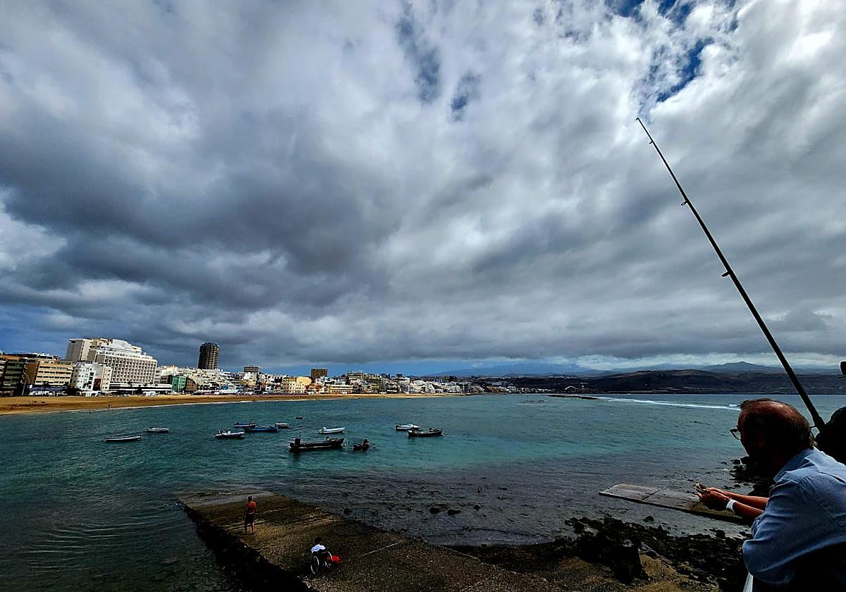 Imagen de la playa de las Canteras bajo la nubosidad.
