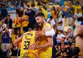 Mike Tobey y Thomasson celebran el triunfo ante Joventut.