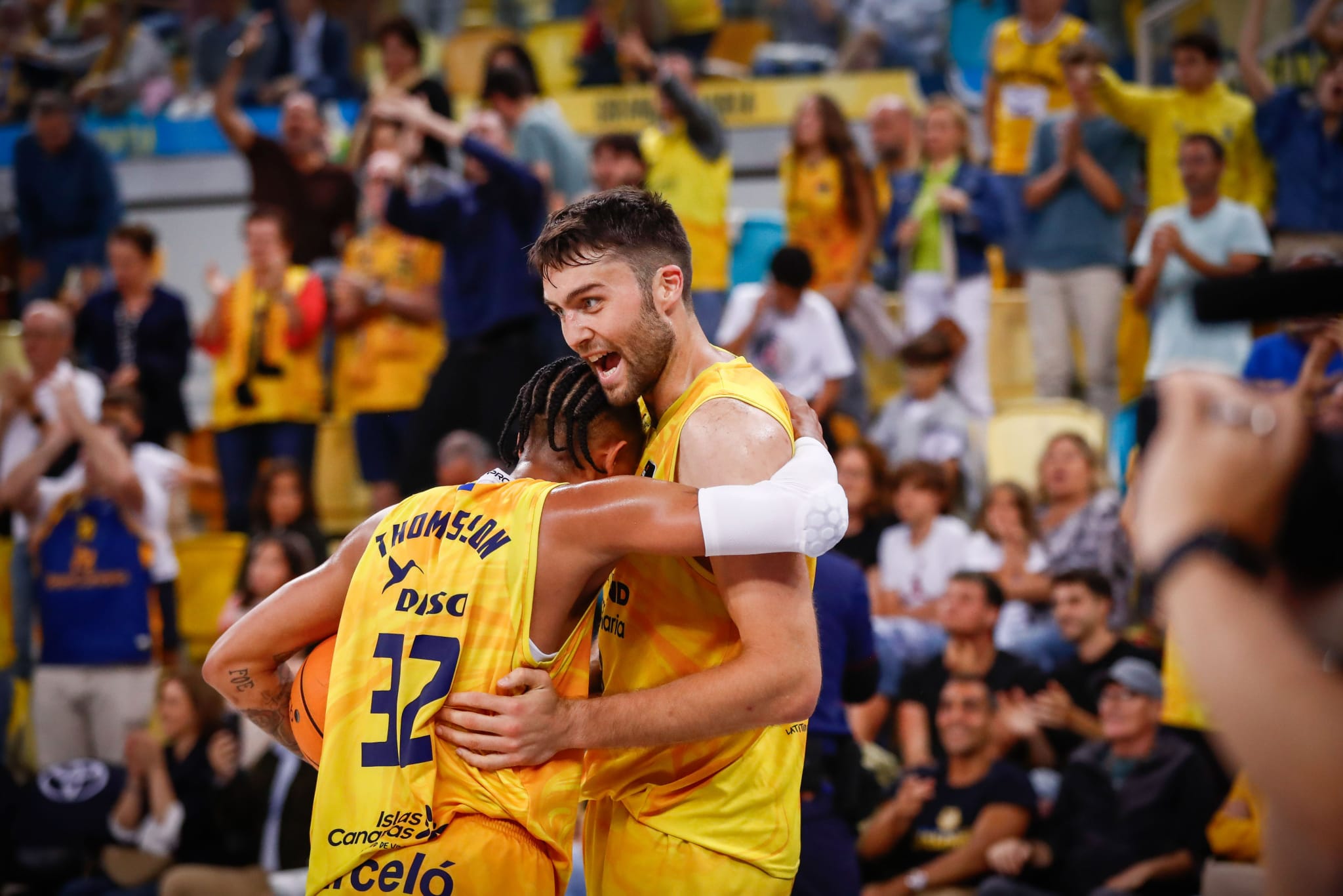 Mike Tobey y Thomasson celebran el triunfo ante Joventut.