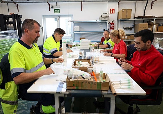 Trabajadores realizando labores para Binter en el centro de Carrizal.