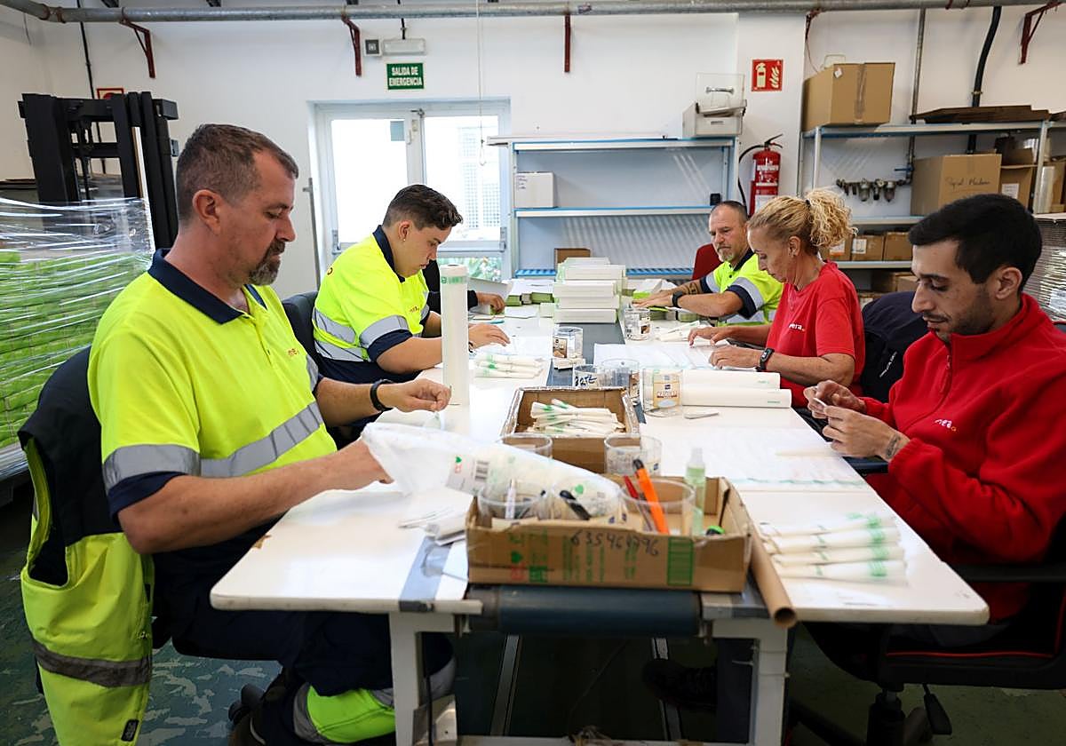 Trabajadores realizando labores para Binter en el centro de Carrizal.