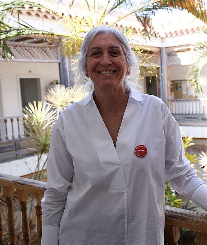 Imagen secundaria 2 - En las imágenes, Radio Terrícola, labores en el centro ocupacional y la directoral territorial de Envera, Marta Cacho.