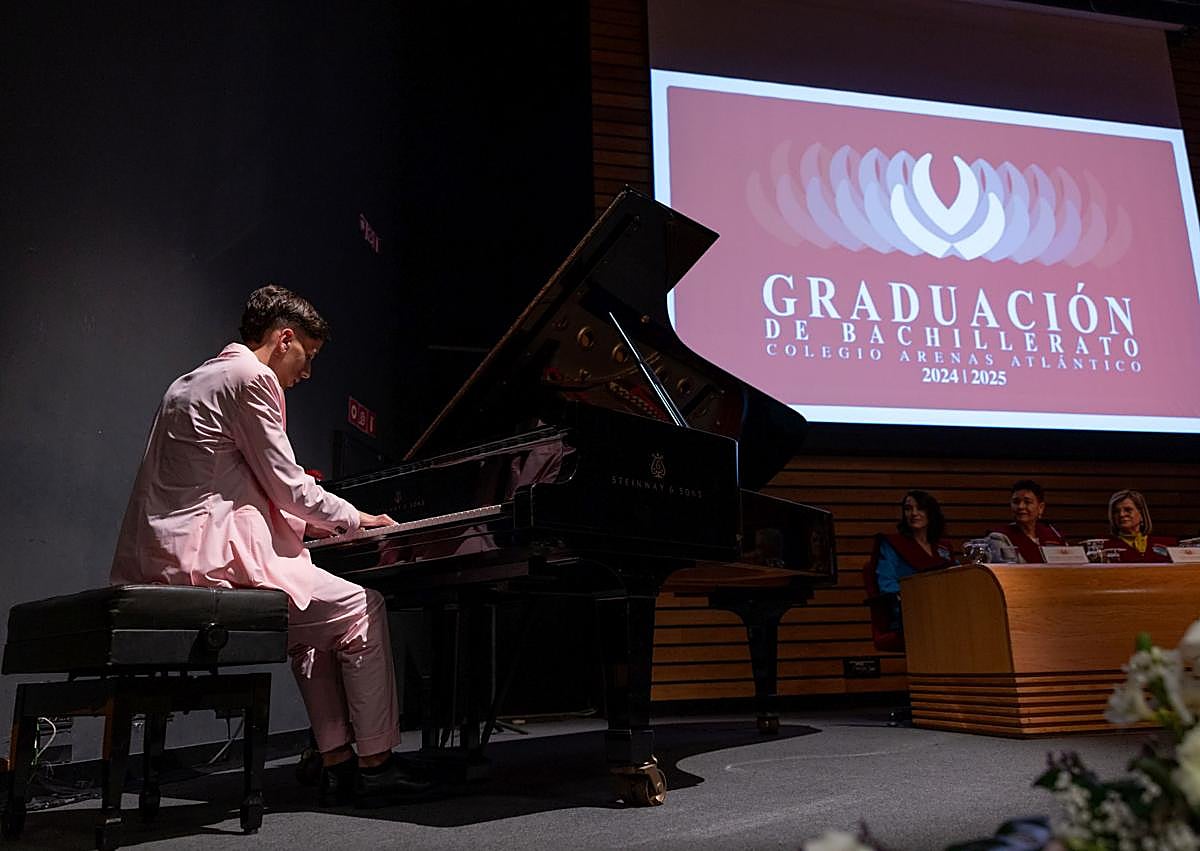 Imagen secundaria 1 - Emotiva Graduación en el 85º Aniversario del Colegio Arenas