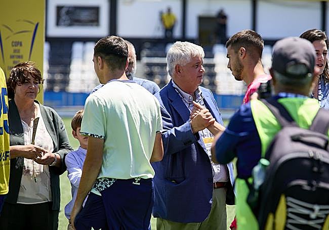 Arencibia,presidente de la FIFLP, saludando a los jugadores.