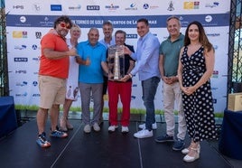 El equipo de Diving Service, ganadores del Premio Palmasport, junto a Francisco Trujillo, director APLP; y Betsabé Morales, gerente Fundación Puertos Las Palmas.