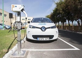 Imagen de archivo de un coche eléctrico de la Mancomunidad del Sureste de Gran Canaria