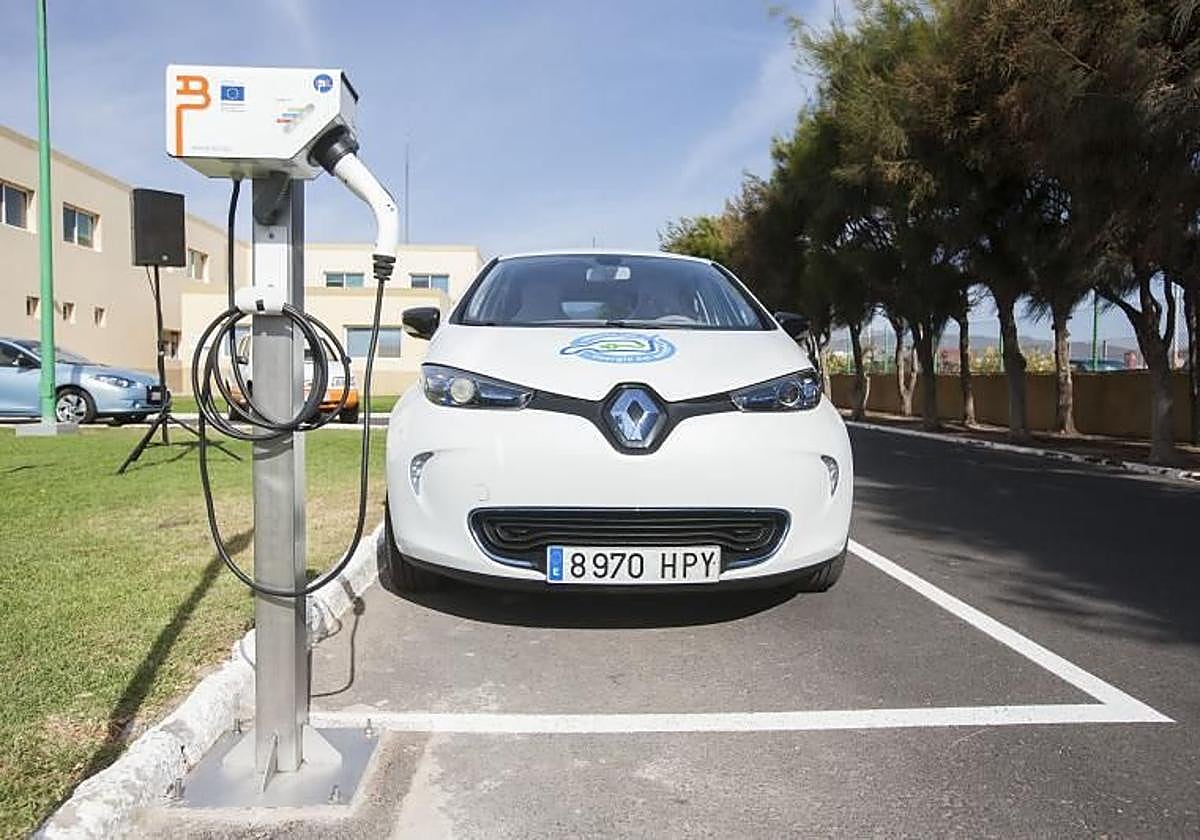 Imagen de archivo de un coche eléctrico de la Mancomunidad del Sureste de Gran Canaria