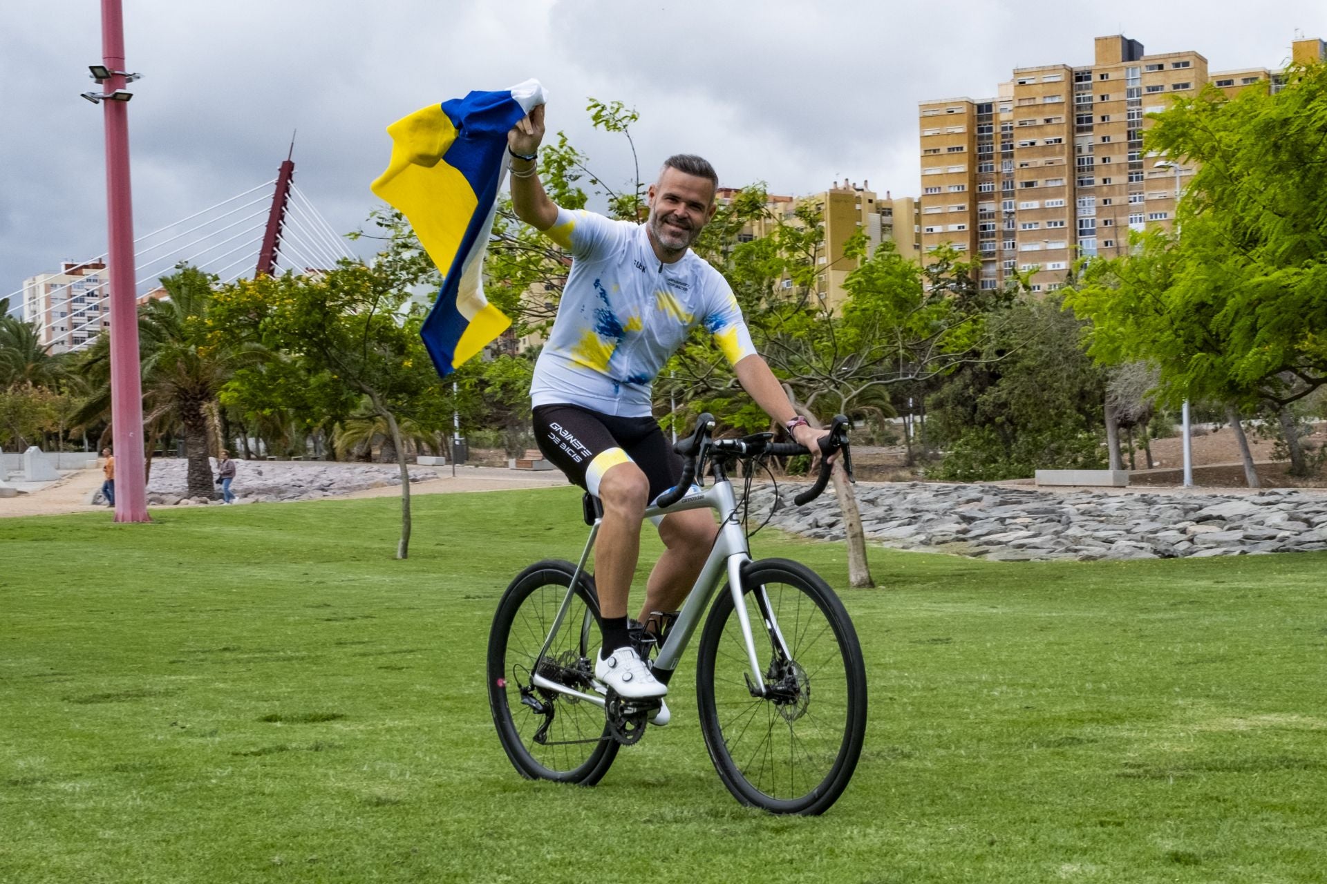Yonay Perdomo, sobre su bicicleta.