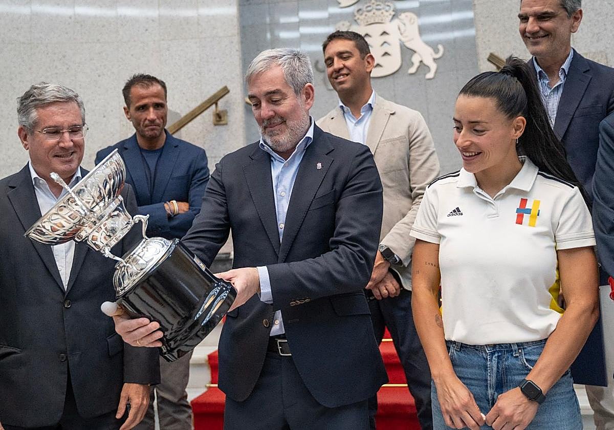 El presidente de Canarias recibe al Heidelberg tras su exitosa temporada en Liga Iberdrola.