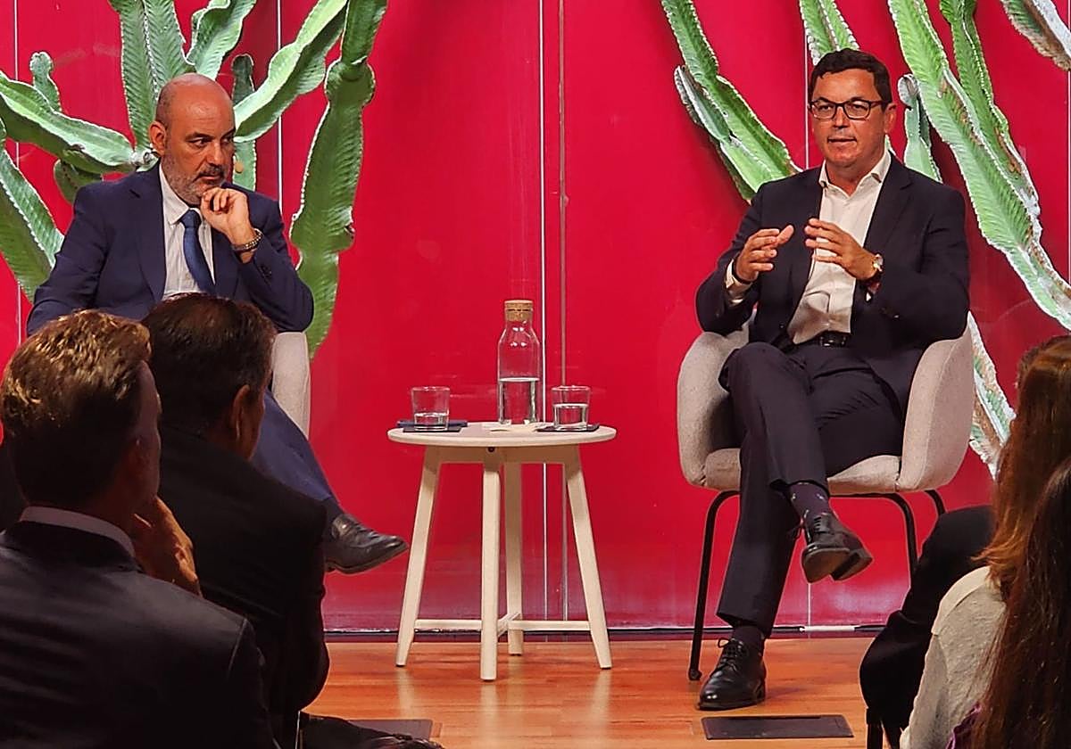 El director de CANARIAS7, Francisco Suárez y el consejero de Obras Públicas, Pablo Rodríguez, durante el foro.