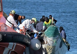 Salvamento Marítimo rescatando un cayuco en El Hierro en marzo de este año.