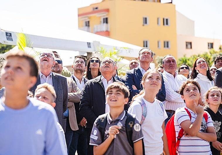 El público observa al dron con expectación en Playa de Santiago, entre ellos Casimiro Curbelo, presidente del Cabildo Gomera.