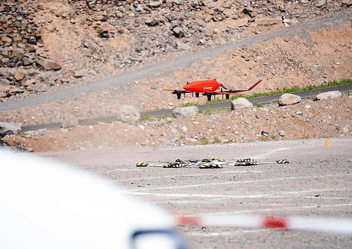 Imagen secundaria 1 - El dron y las muestras de sangre falsa transportadas (era zumo de arándanos frío).