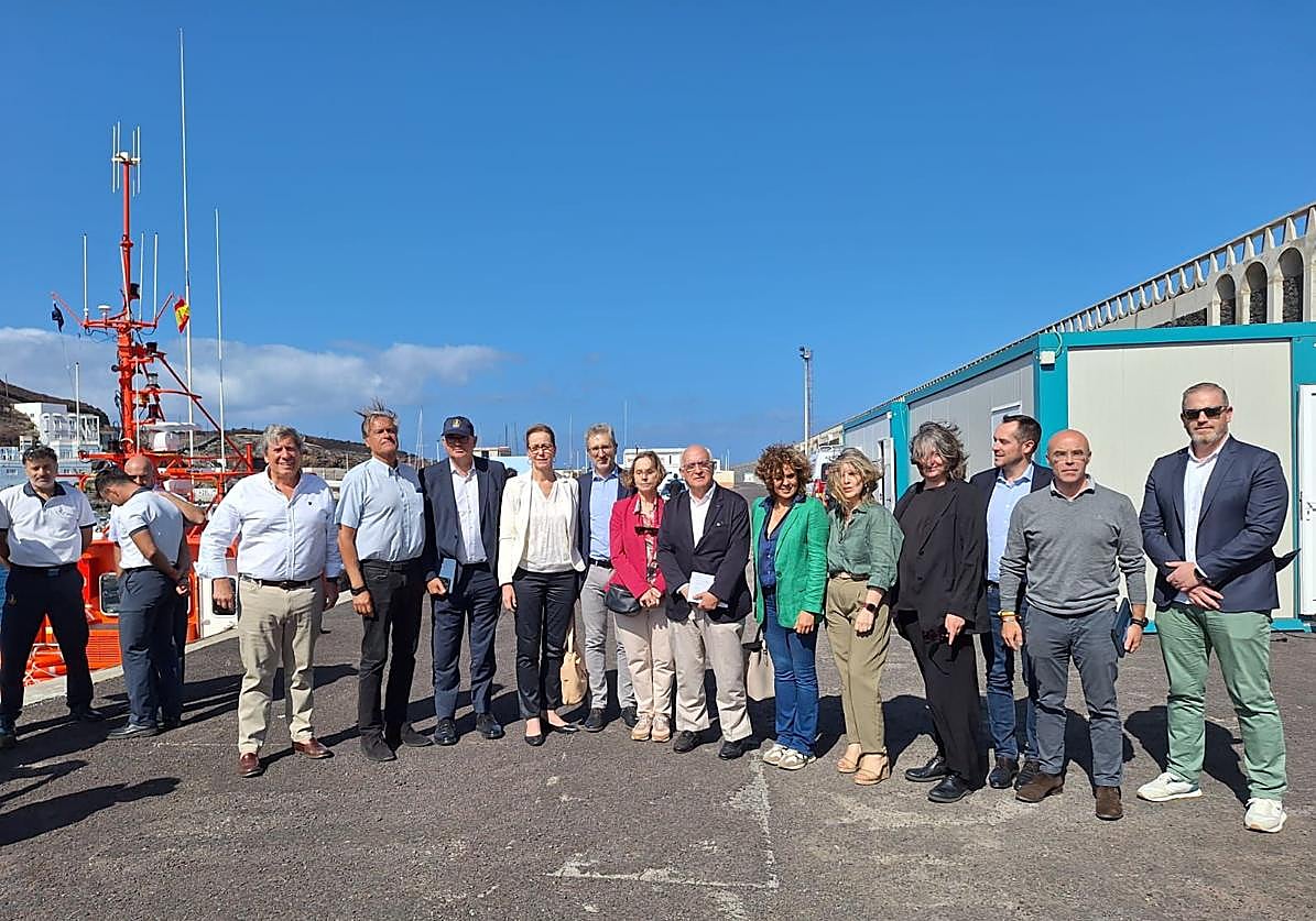 Eurodiputados y eurodiputadas junto a representantes de Política Territorial y Migraciones en El HIerro.