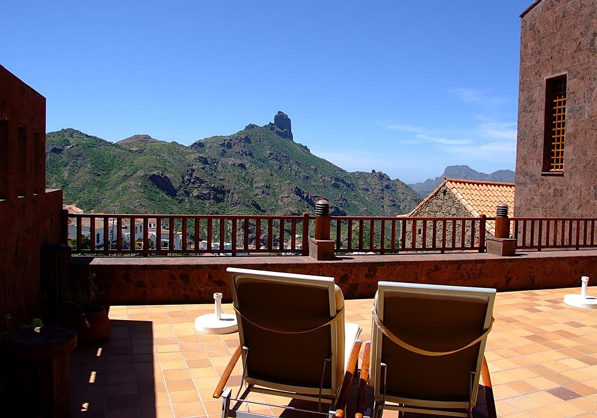 Imagen principal - Instalaciones del hotel de Fina Suiárez, que cuenta con vistas directas al Roque Nublo.