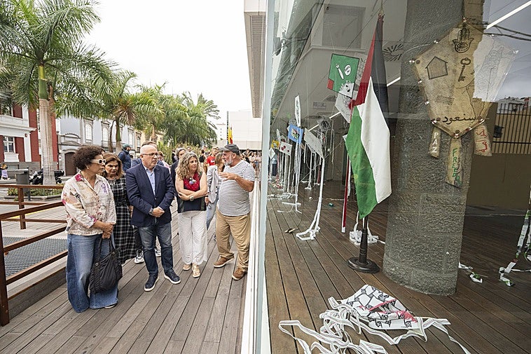 La cristalera del Cabildo acoge una exposición artística colectiva organizada por la Comunidad Palestina de Canarias y que reúne 50 cometas.