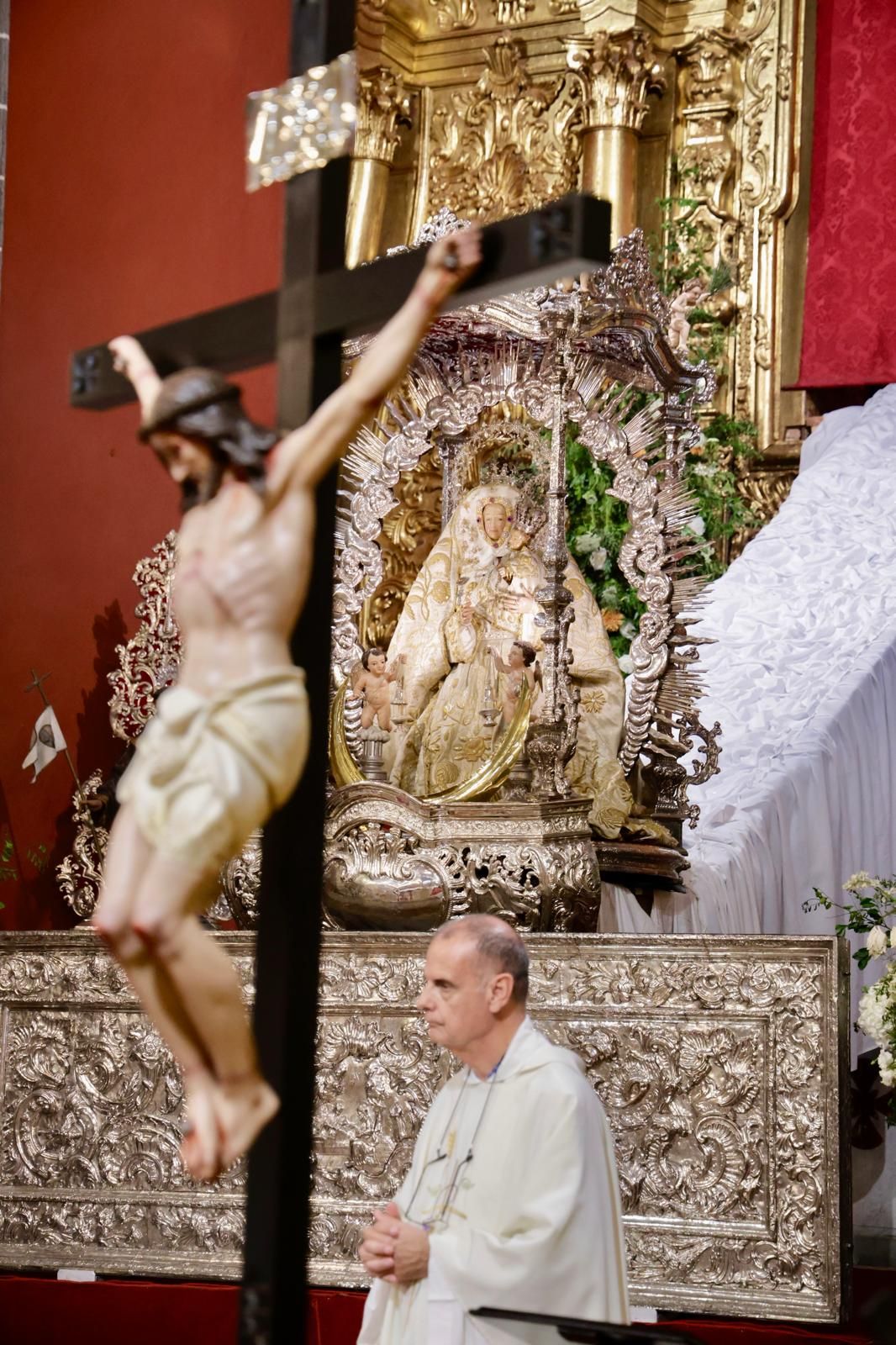 La Virgen del Pino baja del camarín en la basílica de Teror
