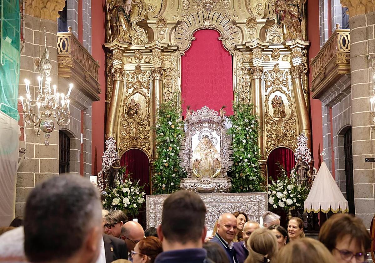 La Virgen del Pino baja del camarín en la basílica de Teror