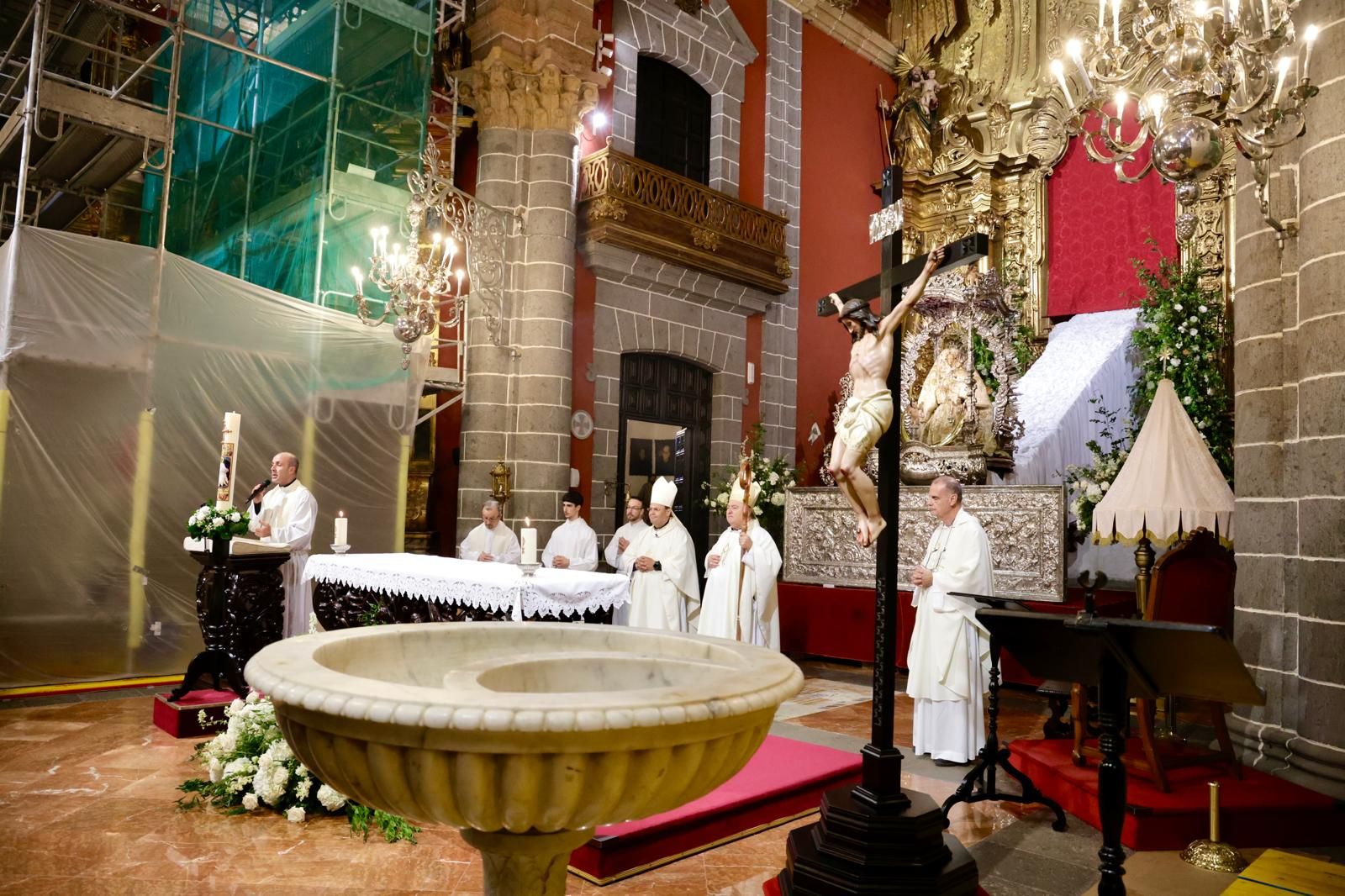 La Virgen del Pino baja del camarín en la basílica de Teror