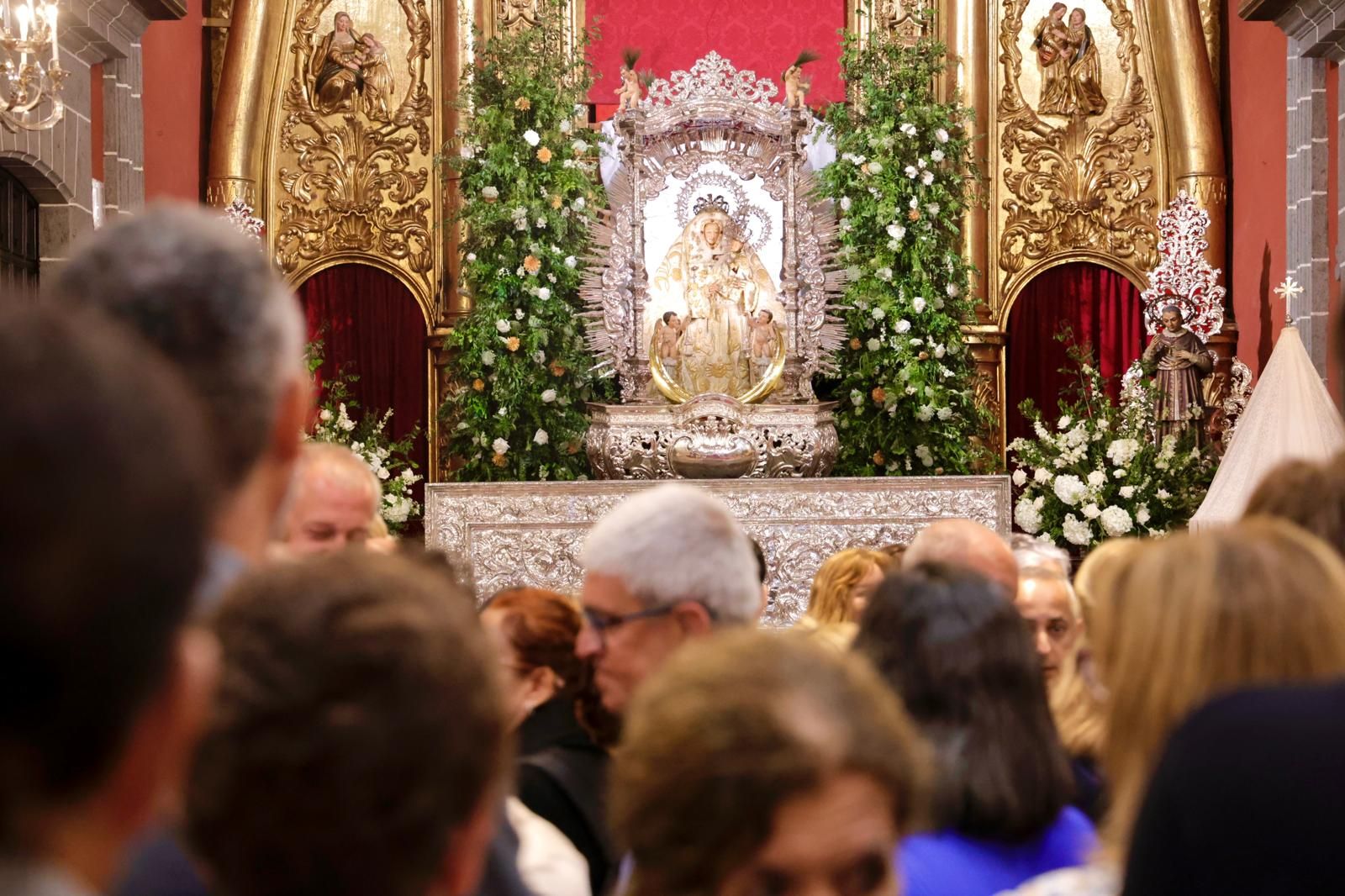 La Virgen del Pino baja del camarín en la basílica de Teror