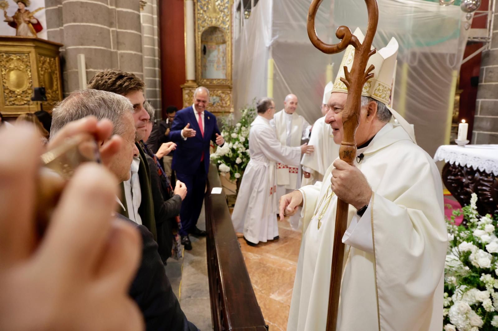 La Virgen del Pino baja del camarín en la basílica de Teror