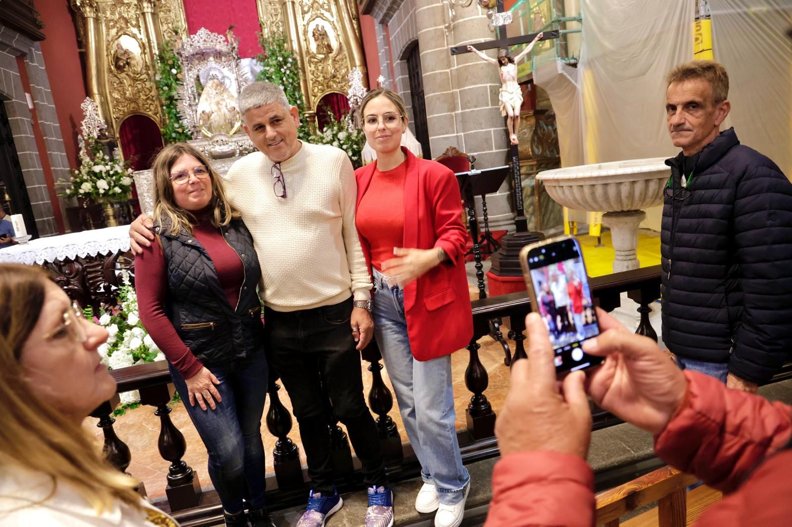 La Virgen del Pino baja del camarín en la basílica de Teror