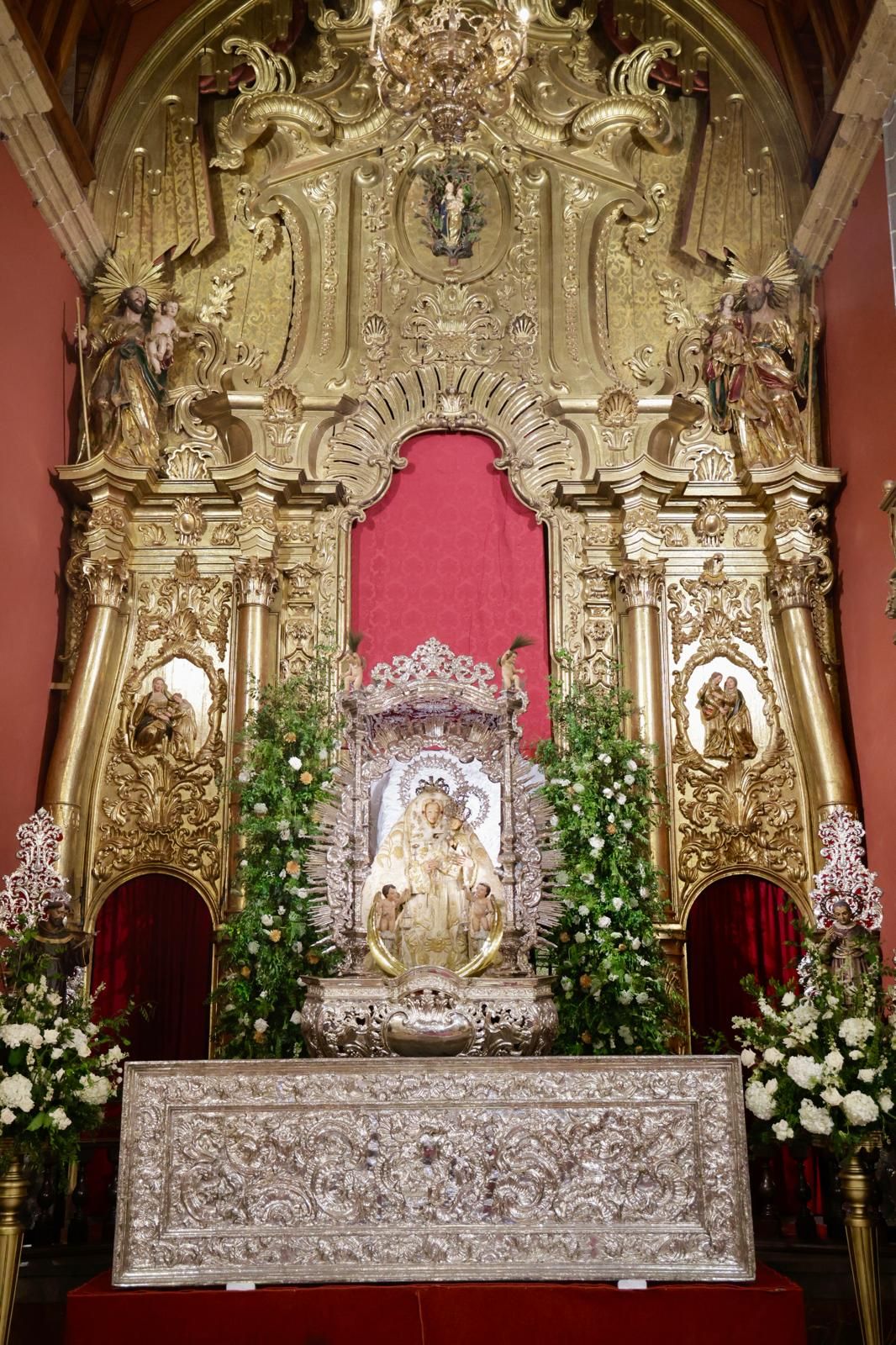 La Virgen del Pino baja del camarín en la basílica de Teror