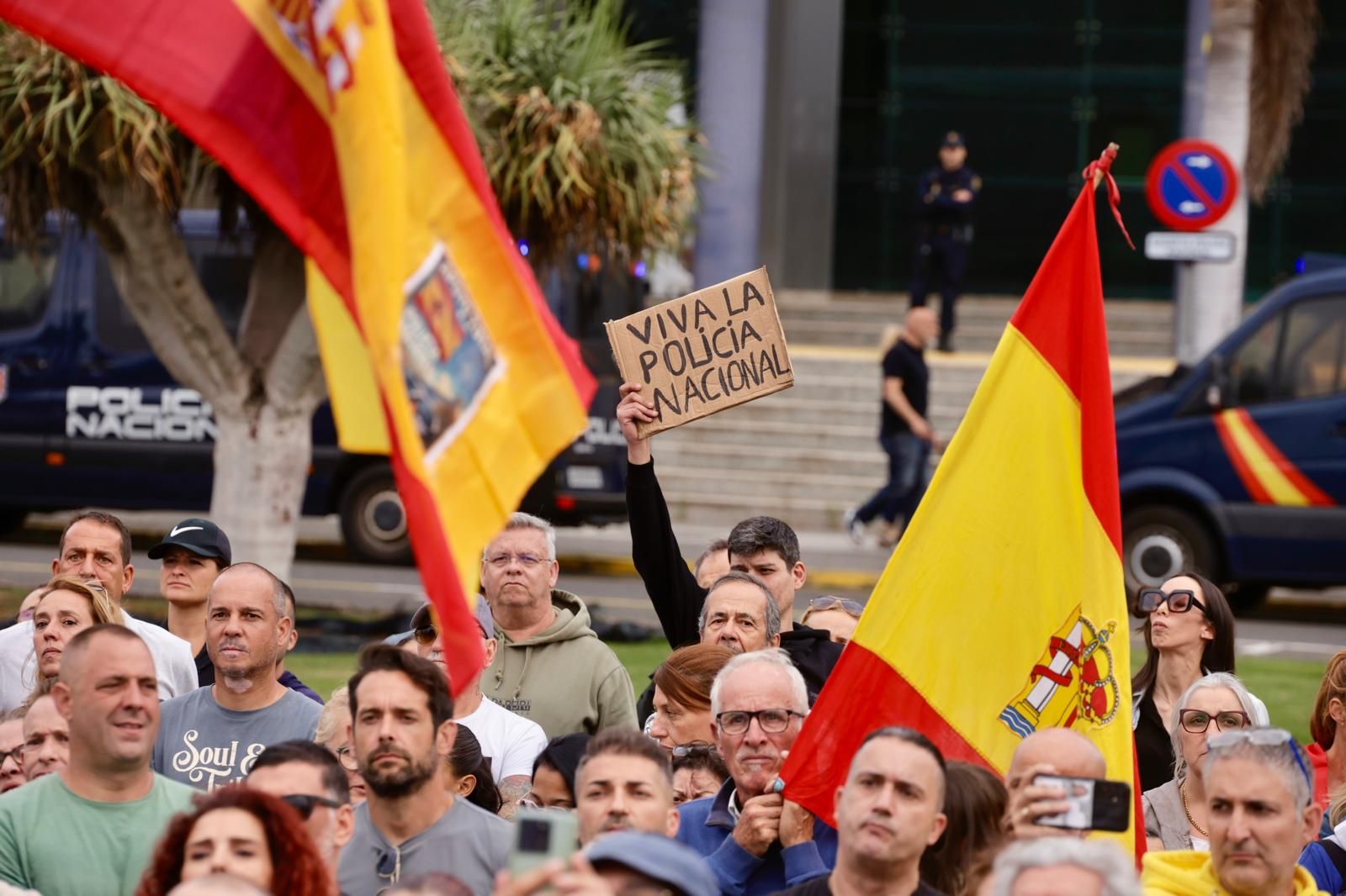 Concentración multitudinaria en apoyo a la Policía Nacional en Gran Canaria