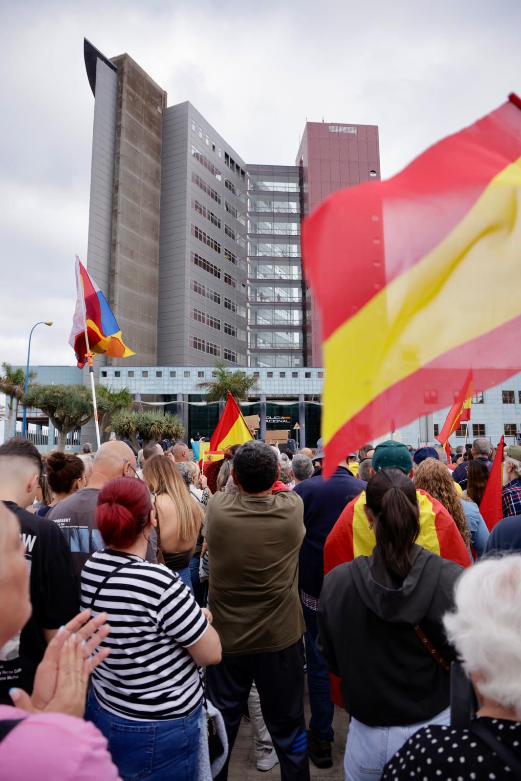 Concentración multitudinaria en apoyo a la Policía Nacional en Gran Canaria