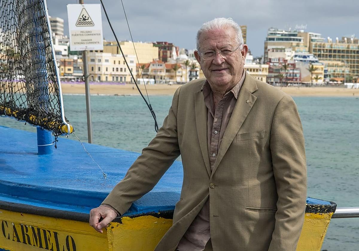 JJ Armas Marcelo, el pasado viernes, en la Puntilla, con la playa de Las Canteras a su espalda.