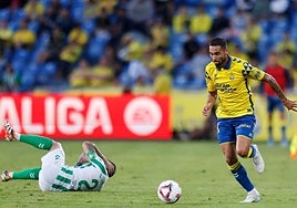 Benito Ramírez se lleva un balón durante el encuentro ante el Betis en el Gran Canaria.