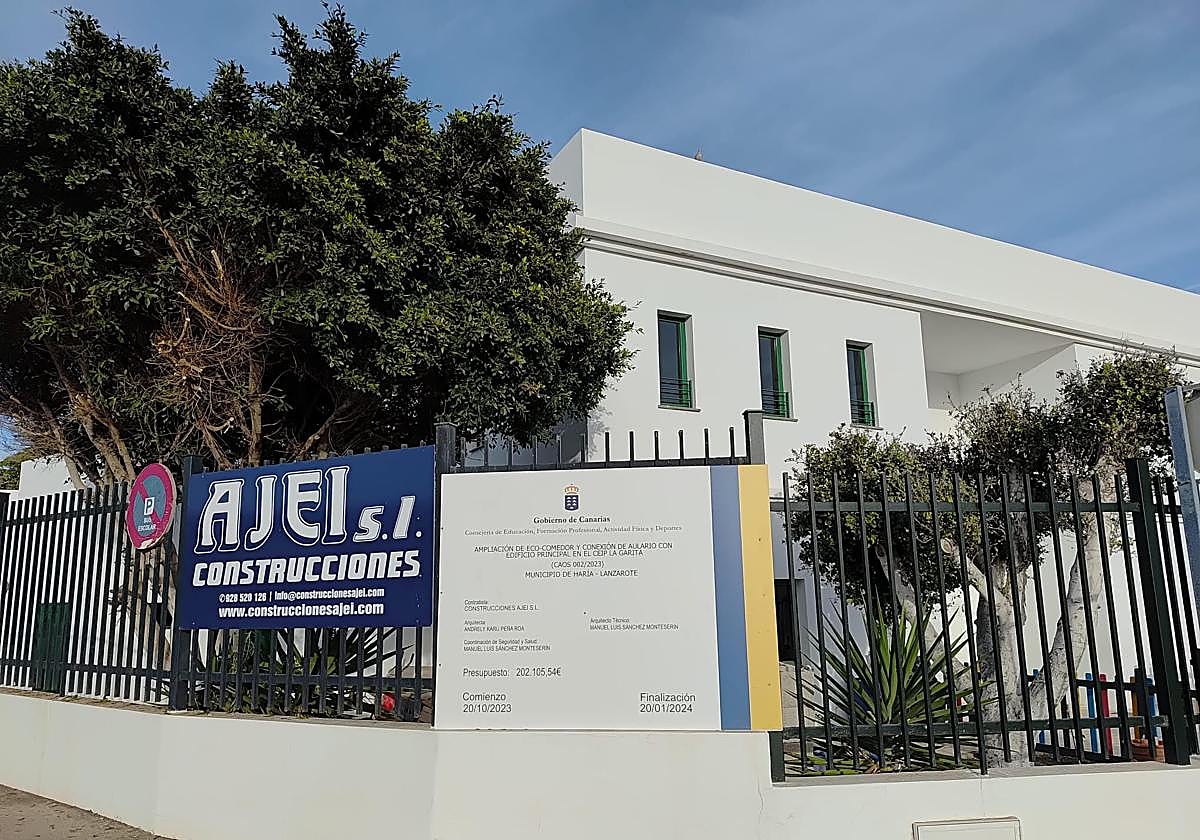 Cartel de la obra atrasada.