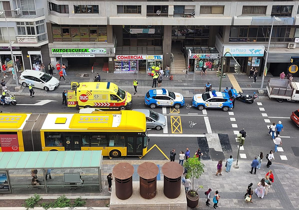 Una ambulancia del SUC y la policía, en el lugar de los hechos.