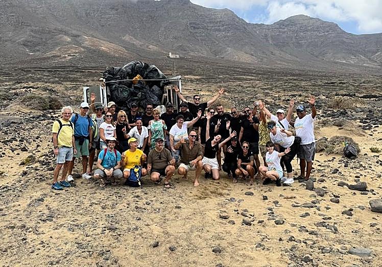 El equipo de voluntarias y voluntarios, tras cargar el camión con todo tipo de residuos, sobre todo plásticos.