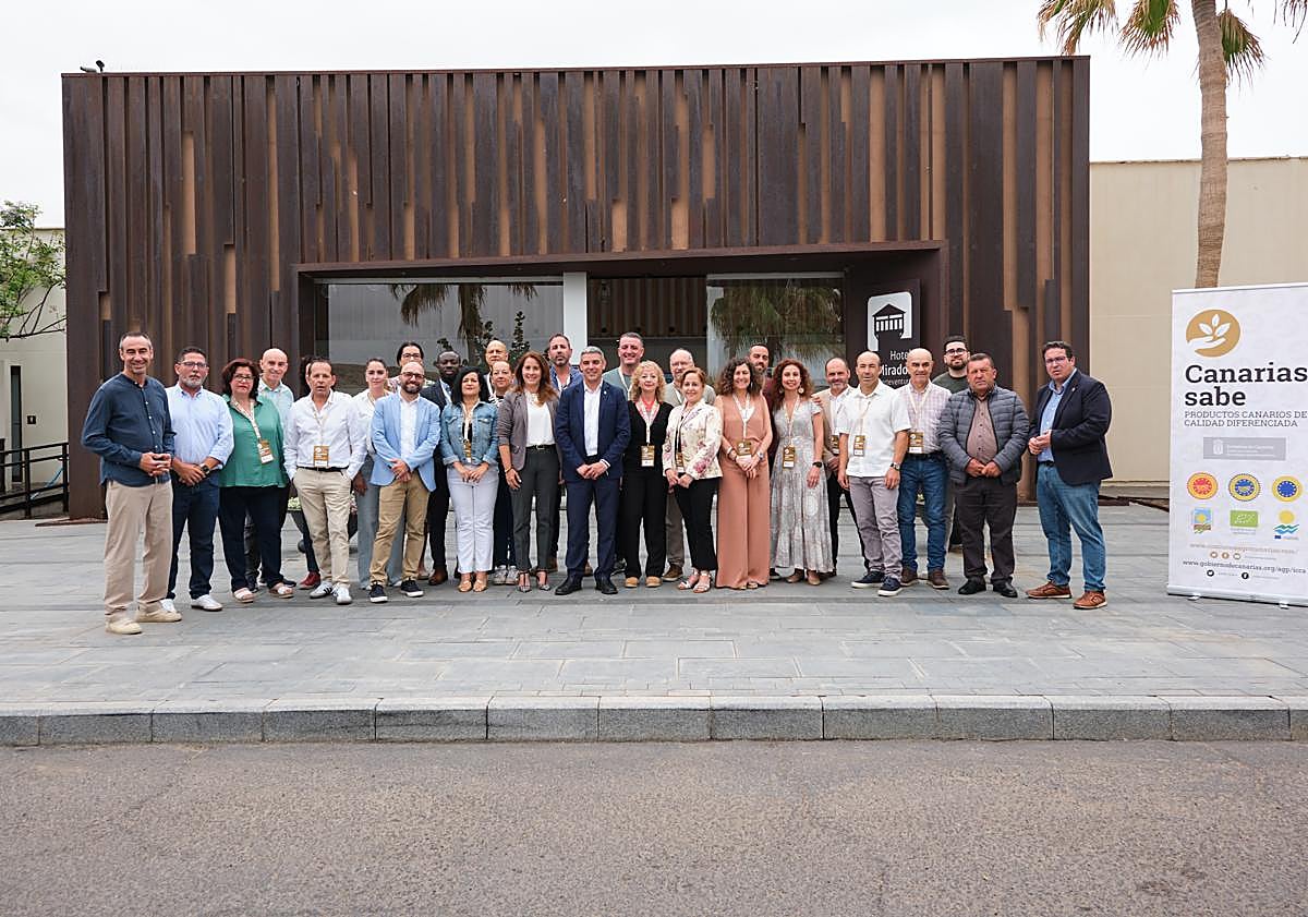 Imagen principal - Las catadoras y los catadores de esta edició celebrada en Fuerteventura proceden de Canarias, Valladolid, Madrid, Valencia y Galicia.