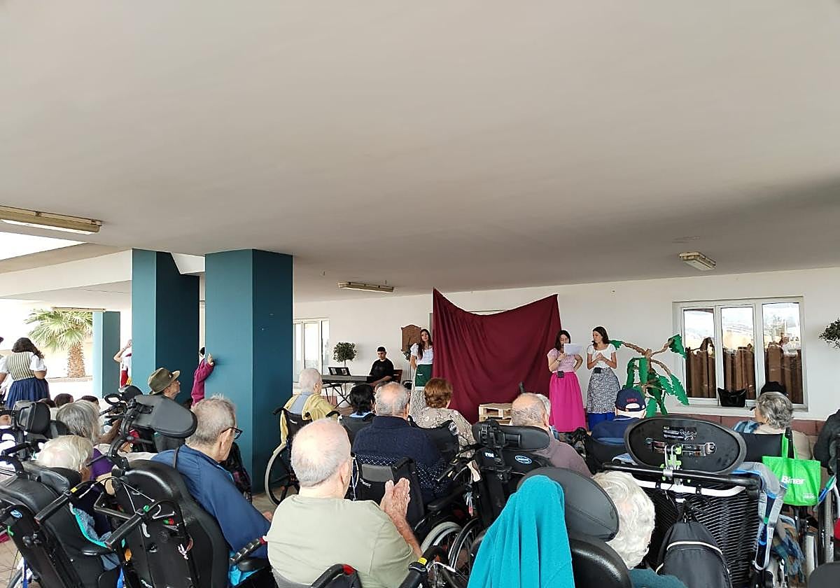 Estudiantes del IES Lomo de la Herradura celebran el Día de Canarias junto a los mayores de la Residencia de Taliarte.