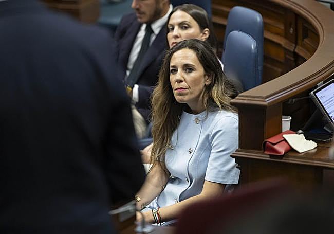 La consejera de Turismo, Jessica de León, durante el pleno del Parlamento celebrado este martes.