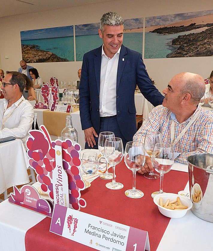 Imagen secundaria 2 - Narvay Quintero, consejero de Agricultura, Ganadería, Pesca y Soberanía Alimentaria del Gobierno de Canarias, y Lola García, presidenta majorera, acudieron a la presentación del certamen del ICCA en Puerto del Rosario.