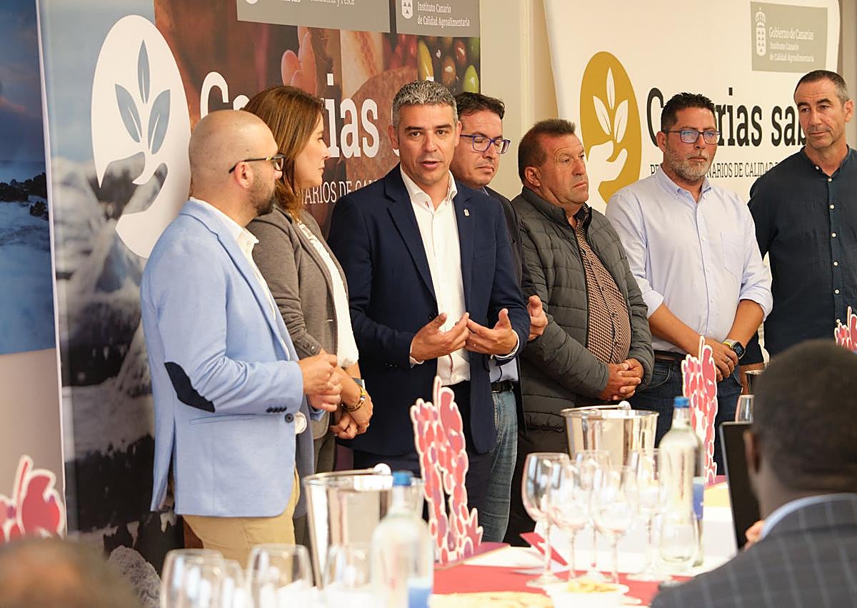 Imagen secundaria 1 - Narvay Quintero, consejero de Agricultura, Ganadería, Pesca y Soberanía Alimentaria del Gobierno de Canarias, y Lola García, presidenta majorera, acudieron a la presentación del certamen del ICCA en Puerto del Rosario.