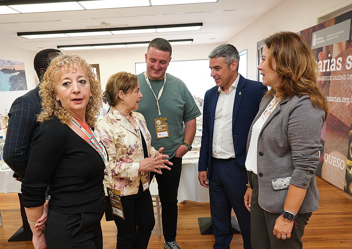 Imagen secundaria 1 - Las catadoras y los catadores de esta edició celebrada en Fuerteventura proceden de Canarias, Valladolid, Madrid, Valencia y Galicia.
