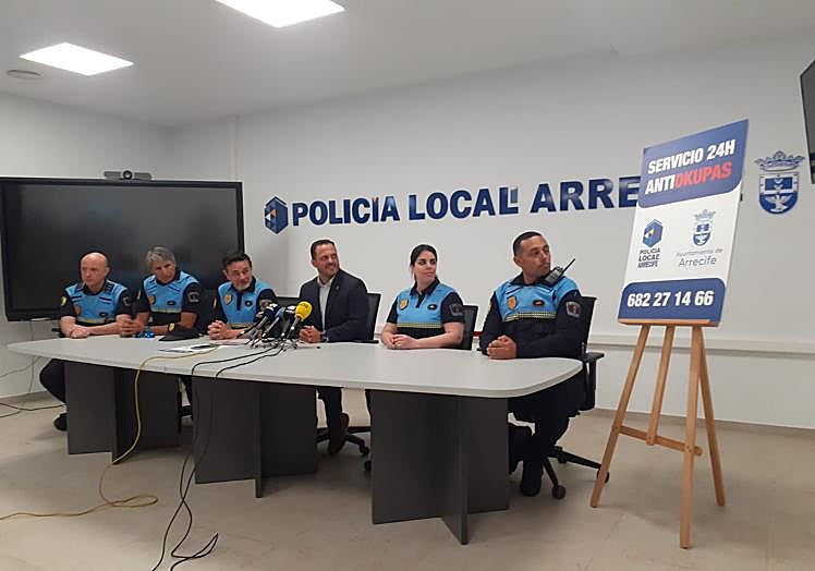 Encuentro de alcalde y mandos policiales con medios informativos.