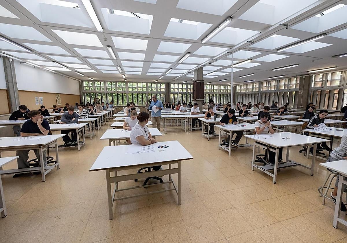 Estudiantes se enfrentan a la PAU.