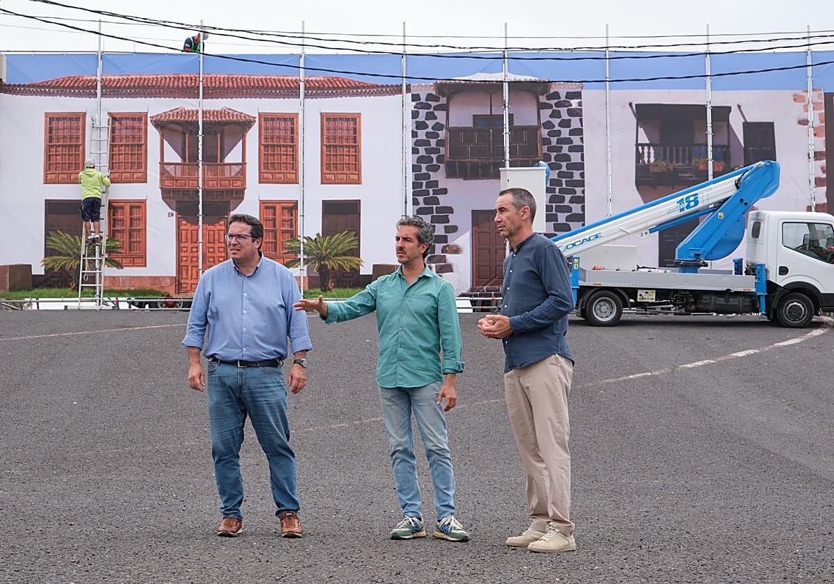 Rayco León, consejero de Cultura, flanqueado por el alcalde David de Vera y el concejal David de León, en la nueva ubicación del Gran Baile de Taifas, en el recinto ferial de Puerto del Rosario.