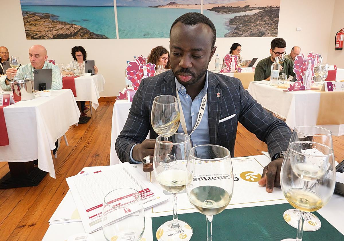 El sumiller Sega Mbengue Diof Diouf, en el segundo día de cata del Concurso de Vinos Agrocanarias 2025, prueba los blanco.