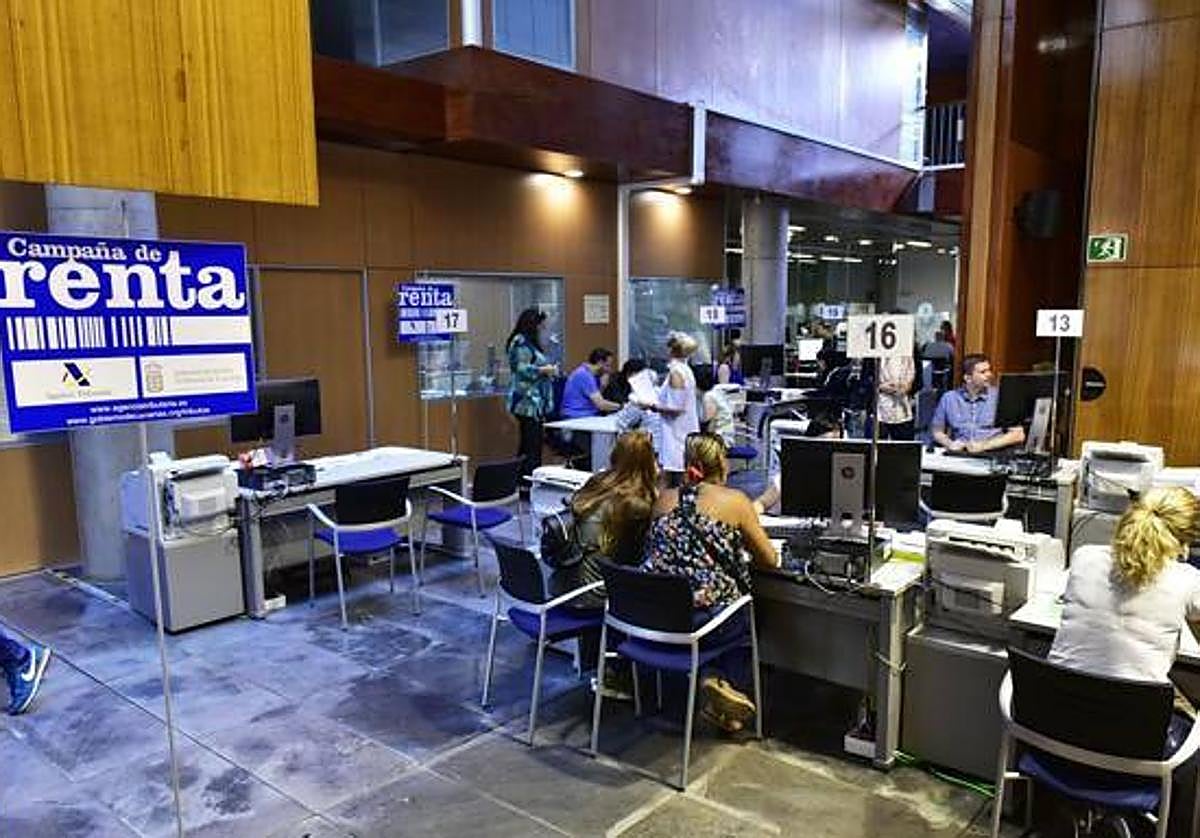 Imagen de archivo de ciudadanos realizando la declaración de la renta presencial.