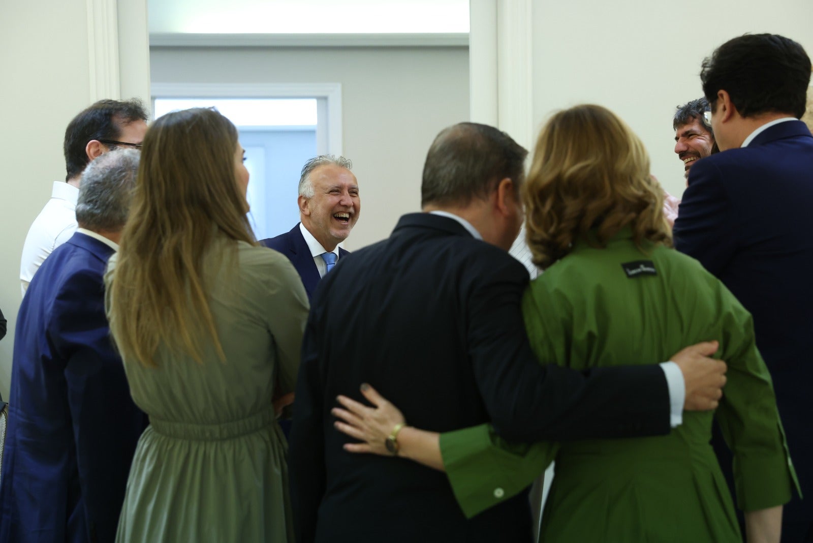 Torres con miembros del grupo político que le dieron la bienvenida.