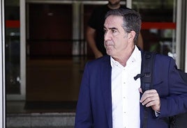 El viceconsejero de Bienestar Social e Infancia, Francis Candil, a la salida de la comisión preparatoria de la Conferencia de Infancia.