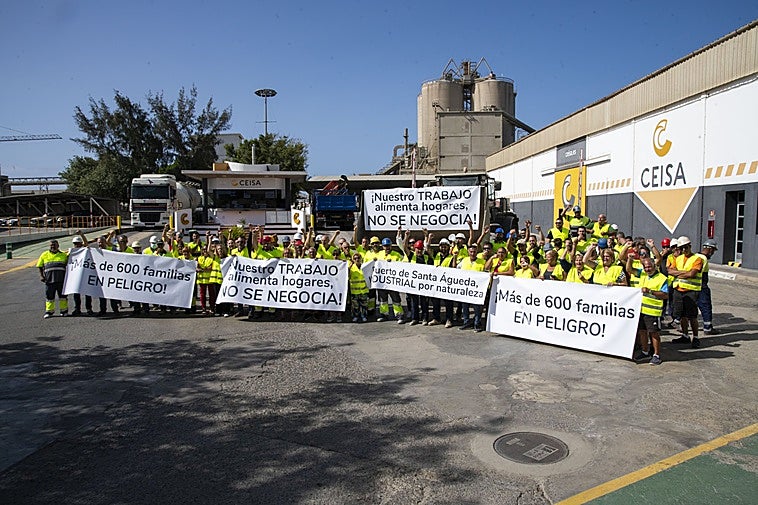Así esperaban los trabajadores y vecinos a los técnicos de Puertos Canarios.