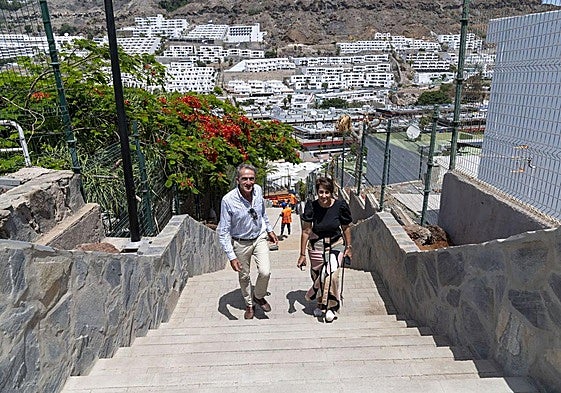 Héctor Mateo y Onalia Bueno, en una de las escaleras rehabilitadas en Puerto Rico.