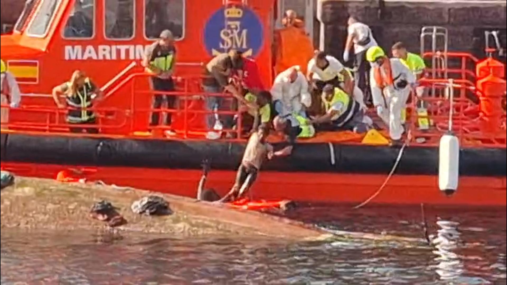 Las imágenes del vuelco del cayuco al llegar a La Restinga